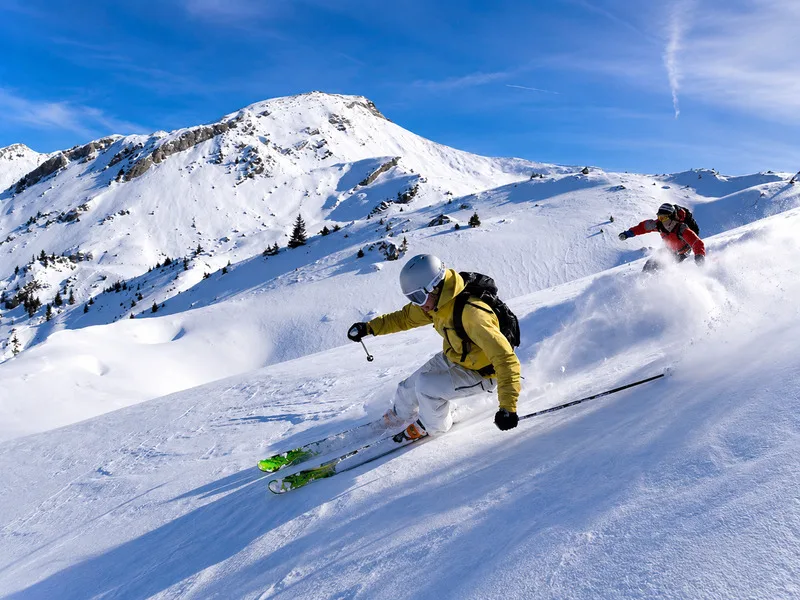 Trượt tuyết đổ đèo là nội dung Alpine skiing nổi bật với tốc độ cao, địa hình dốc và những màn tranh tài nghẹt thở trên núi tuyết
