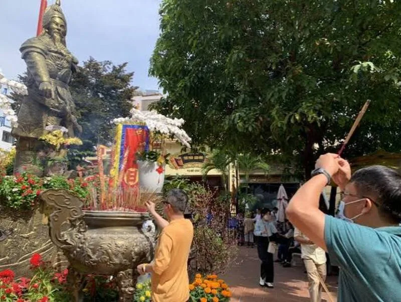Bài văn khấn mùng 1 ngắn gọn, chuẩn tâm linh cho mọi gia đình